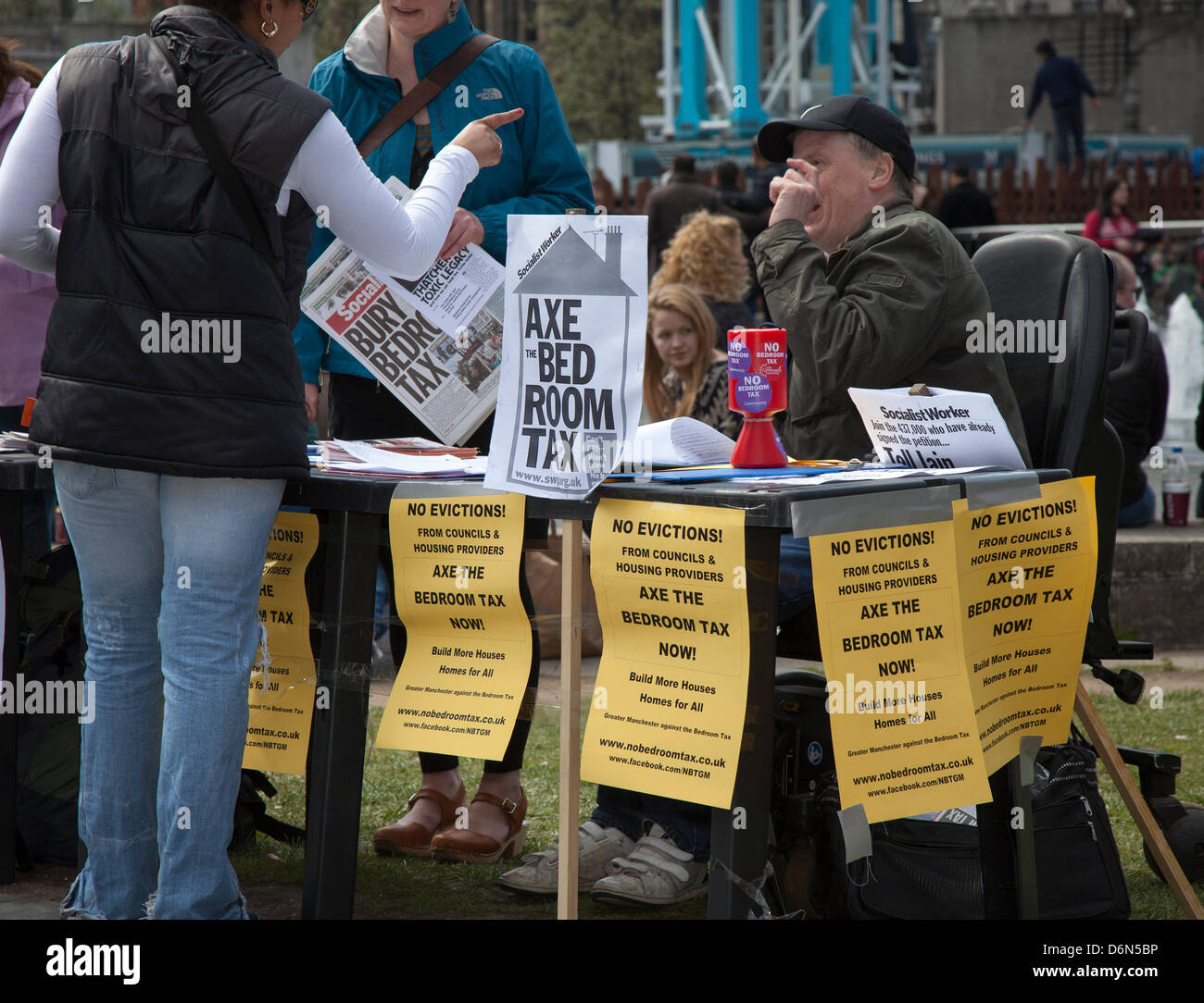 Manchester, 20 de abril, 2013. Ax el dormitorio 'hacha de impuestos el impuesto' reunión de protesta y de manifestación de Piccadilly de las naciones, los usuarios de los servicios de Comisión contra Consejo de Salford recortes en los servicios de salud mental. Manchester Salford y usuarios de Salud Mental se unen para Demo. Los miembros del Comité de Usuarios de Servicios (Naciones) se unió a Manchester y usuarios de servicios de salud mental (Red MUN) en Manchester's Piccadilly Gardens. Foto de stock