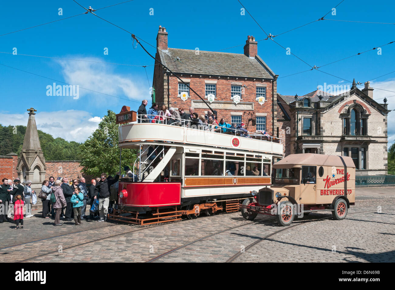 Gran Bretaña, Beamish, al norte de Inglaterra Open-Air Living History Museum, la ciudad, la calle tranvía tranvía double decker car Foto de stock