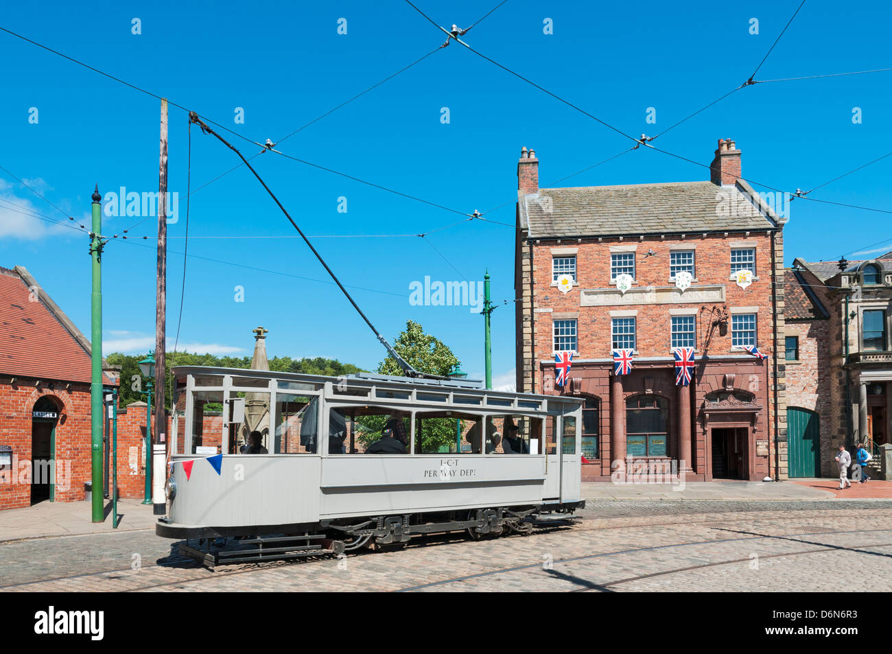 Gran Bretaña, Beamish, al norte de Inglaterra Open-Air Living History Museum, la ciudad, la calle del tranvía tranvía de coche, Barclays Bank Foto de stock