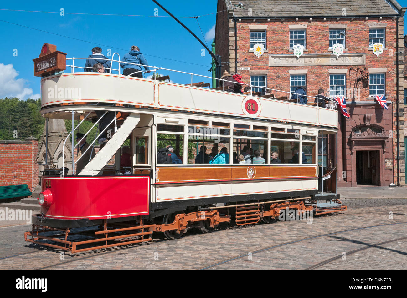 Gran Bretaña, Beamish, al norte de Inglaterra Open-Air Living History Museum, la ciudad, la calle del tranvía tranvía de coche, Barclays Bank Foto de stock