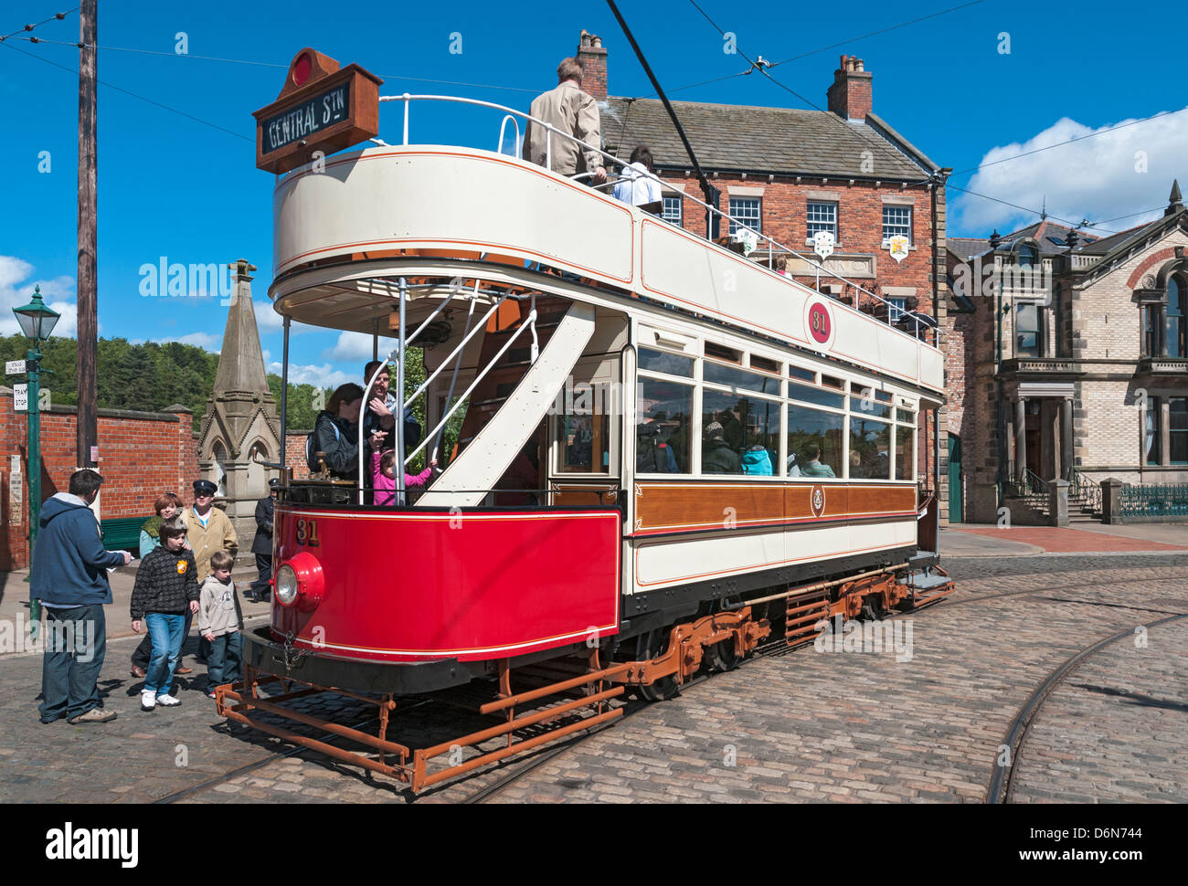 Gran Bretaña, Beamish, al norte de Inglaterra Open-Air Living History Museum, la ciudad, la calle del tranvía tranvía de coche Foto de stock