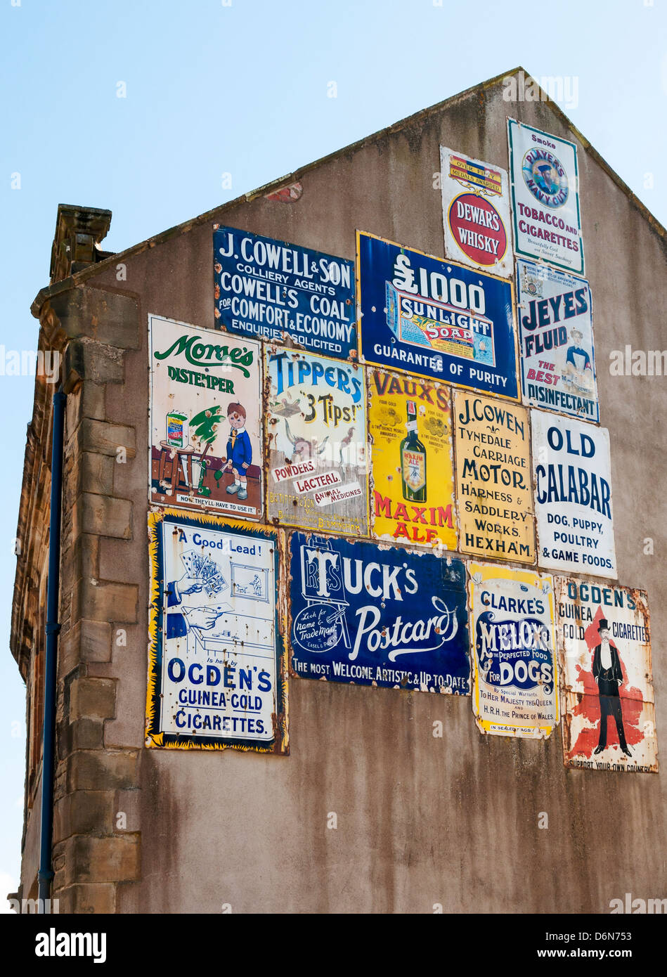 Gran Bretaña, Beamish, al norte de Inglaterra Open-Air Museum, historia viva de la ciudad, viejos carteles de publicidad Foto de stock
