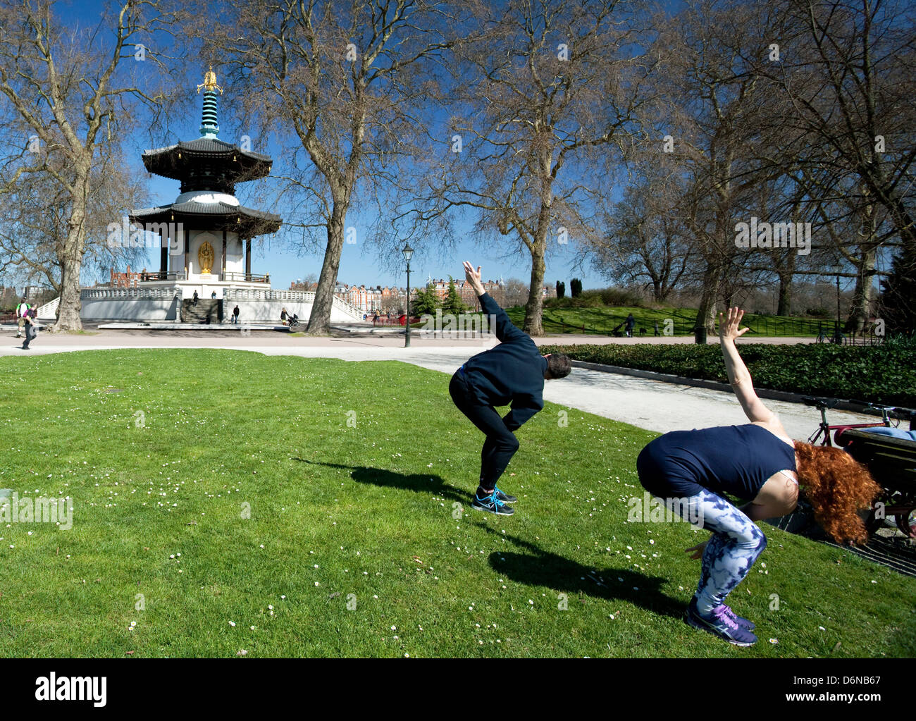 La gente haciendo ejercicios de T'ai Chi en Battersea Park, Londres Foto de stock