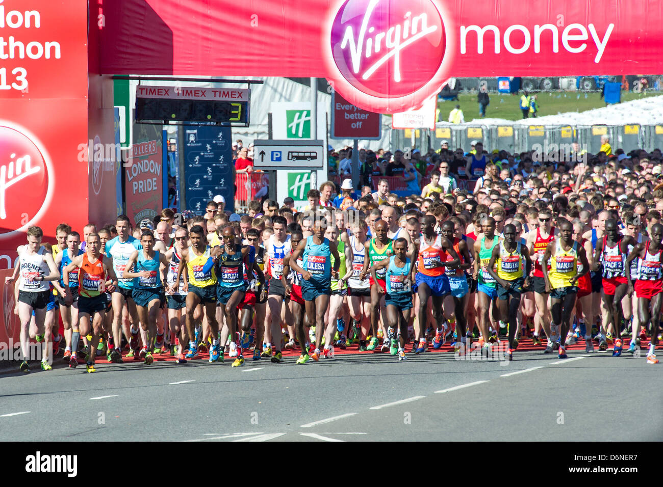 Londres, Reino Unido. El 21 de abril, 2013. Mo Farah inicia el Maratón de Londres virgen de Greenwich al centro comercial a través de Canary Wharf. Londres, Reino Unido, 21 de abril de 2013. Foto de stock