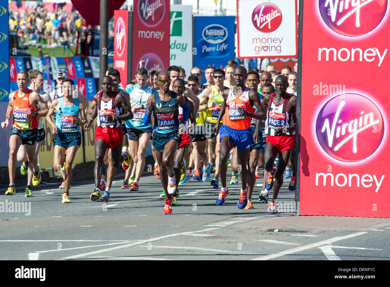 Londres, Reino Unido. El 21 de abril, 2013. Mo Farah inicia el Maratón de Londres virgen de Greenwich al centro comercial a través de Canary Wharf. Foto de stock