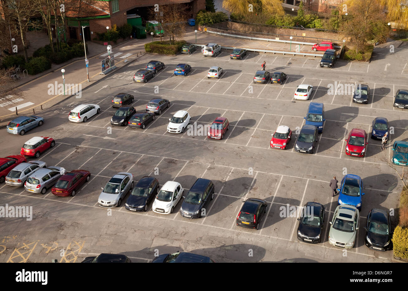 Los automóviles estacionados en un aparcamiento de coches visto desde arriba, de la ciudad de York, Yorkshire, Inglaterra Foto de stock