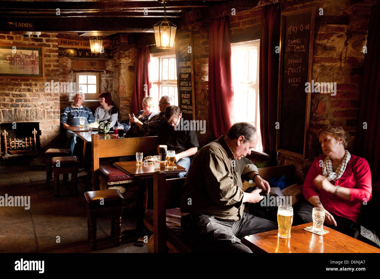 Gente sentada bebiendo en el interior de los Kings Arms Pub, York, Yorkshire, Reino Unido Foto de stock