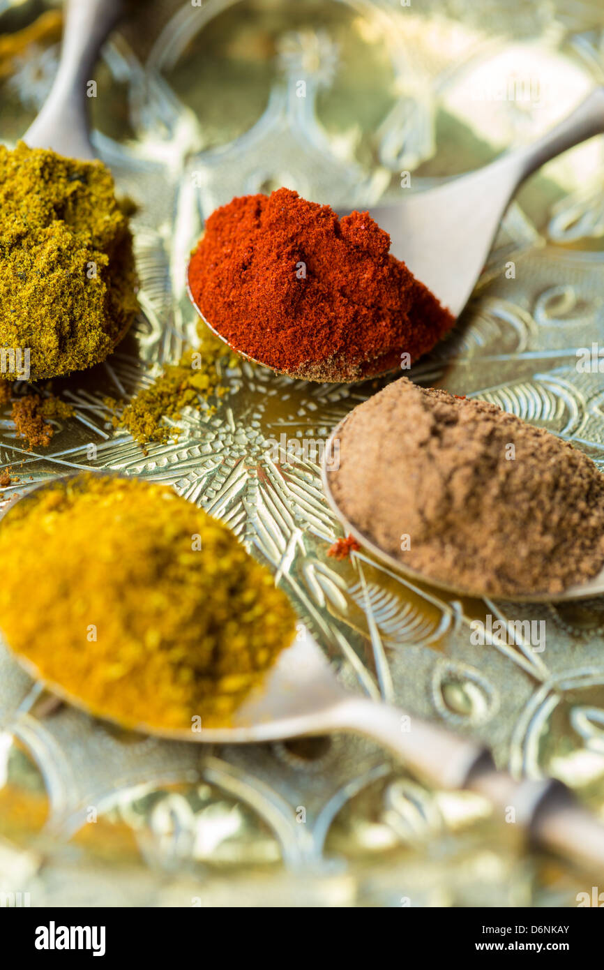 Cucharas de curry en polvo, la pimienta de Jamaica, pimentón Foto de stock