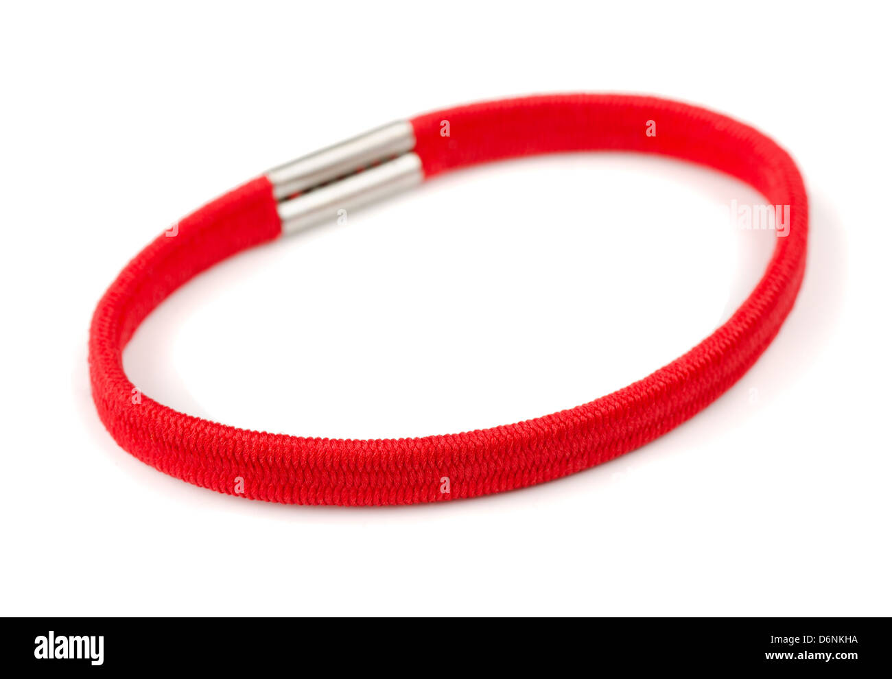 Cubiertas de tela rojo pelo elástica scrunchy aislado en blanco Fotografía  de stock - Alamy