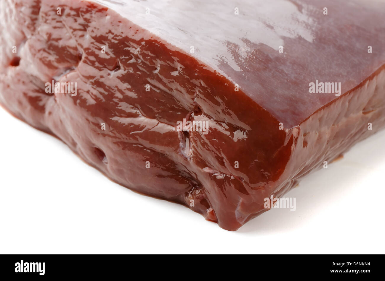 El hígado de vaca cruda aislado en blanco Foto de stock