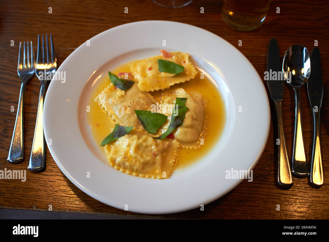 Ravioles de albahaca y servido en un restaurante Foto de stock