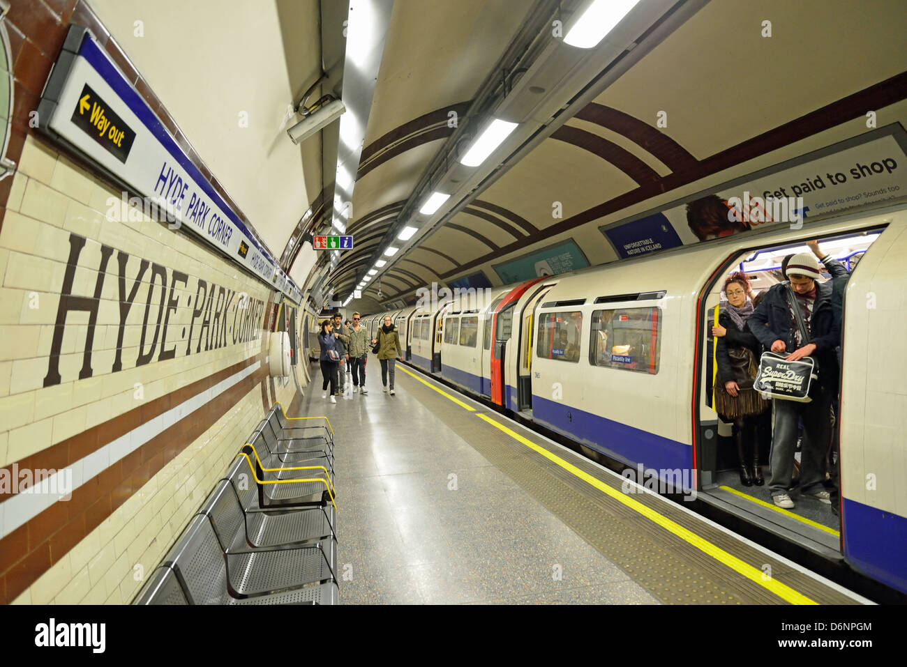 En la plataforma del tren en la esquina de Hyde Park, la estación de metro  de Knightsbridge, Westminster, London, England, Reino Unido Fotografía de  stock - Alamy