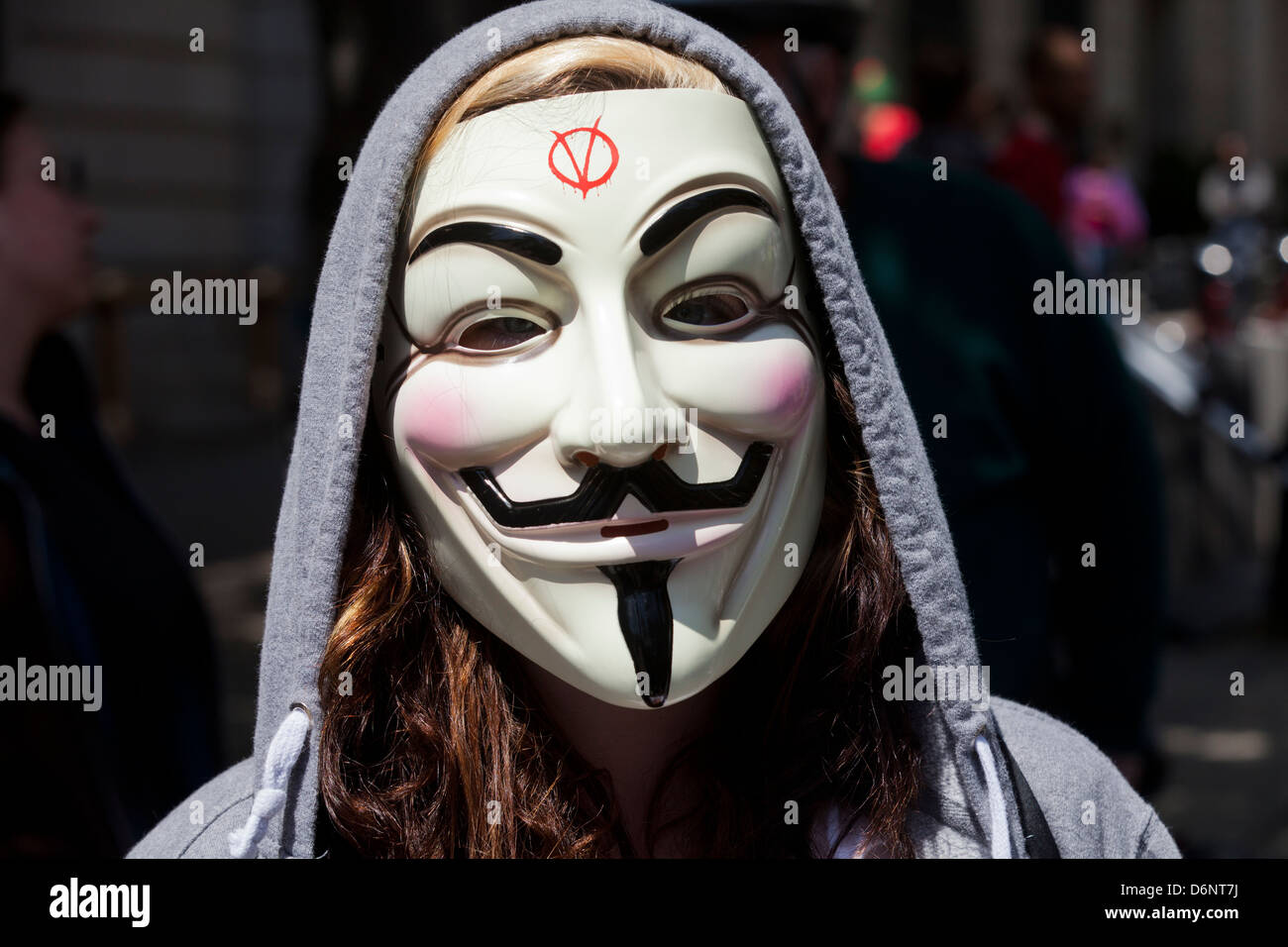 Mujer vistiendo máscara de Guy Fawkes Fotografía de stock - Alamy