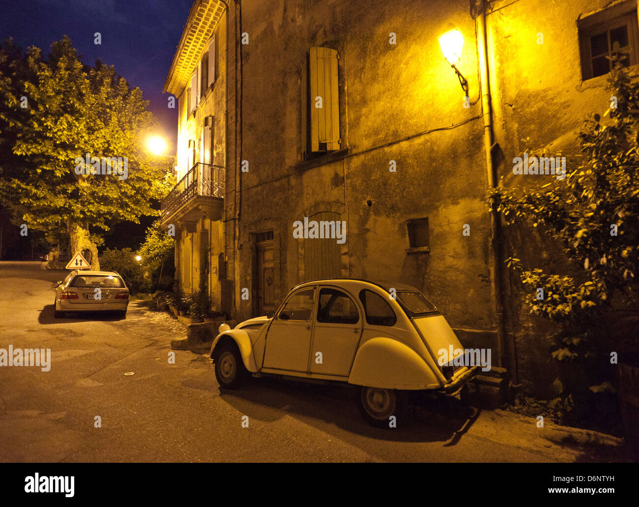 Saignon, Francia, alumbrado público y aparcamiento Citroen 2 CV en las calles Foto de stock