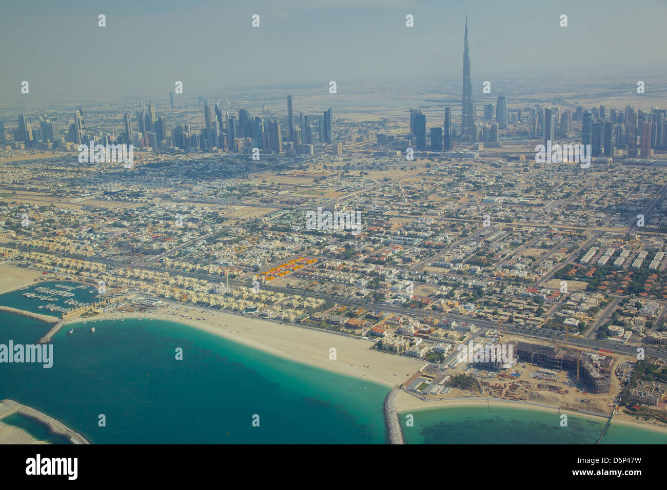 Vista de la ciudad y de la playa de Dubai en hidroavión, Dubai, Emiratos Árabes Unidos, Oriente Medio Foto de stock