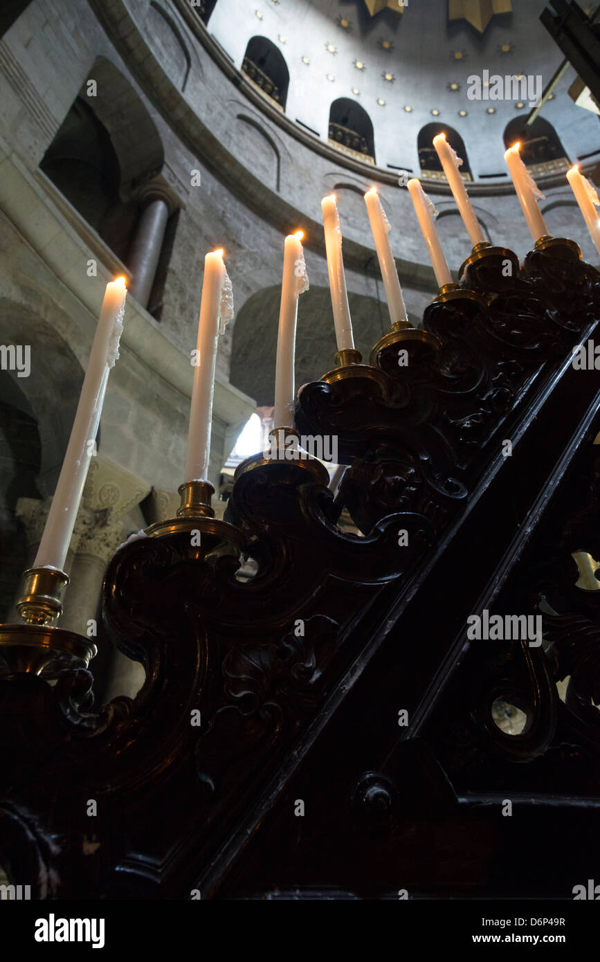 Candelabros con velas en el edículo. Iglesia del Santo Sepulcro. Ciudad Vieja de Jerusalén. Israel Fotografía de stock - Alamy Candelabros con velas en el edículo. Iglesia del Santo Sepulcro. Ciudad Vieja de Jerusalén. Israel Fotografía de stock - Alamy