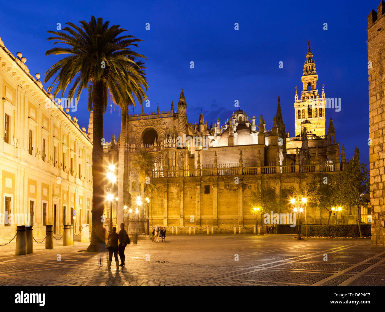 La catedral de Sevilla (Catedral) y la Giralda de noche, Sitio del Patrimonio Mundial de la UNESCO, Sevilla, Andalucía, España, Europa Foto de stock