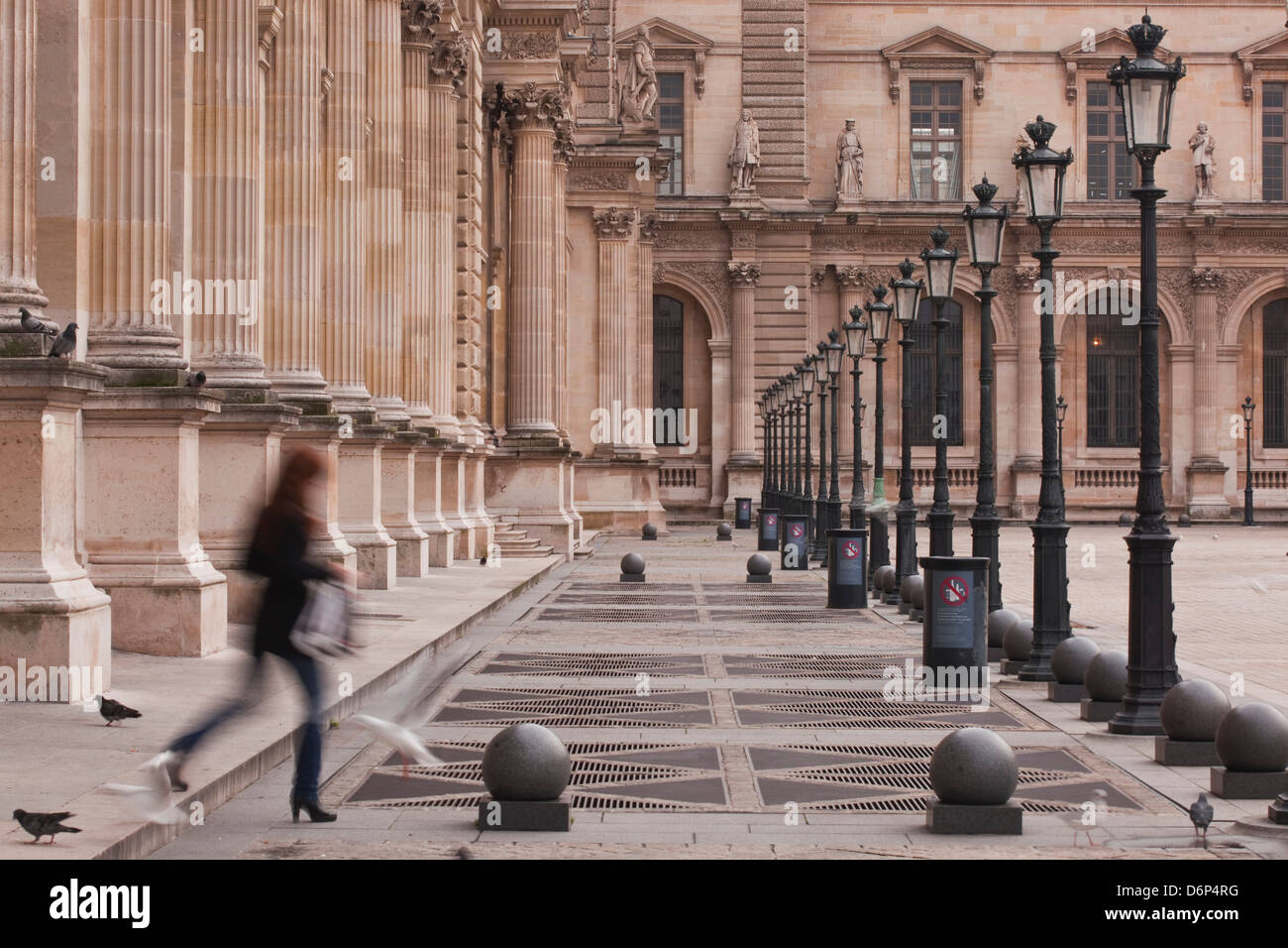 Una mujer recorre el museo del Louvre en París, Francia, Europa Foto de stock