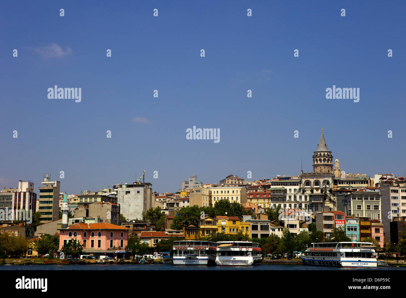 La Torre Galata y la ciudad a lo largo del estrecho del Bósforo, Estambul, Turquía, Europa, Eurasia Foto de stock