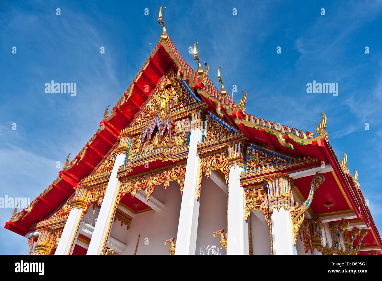 La playa de Karon, el templo budista, la isla de Phuket, Phuket, Tailandia, el sudeste de Asia, Asia Foto de stock