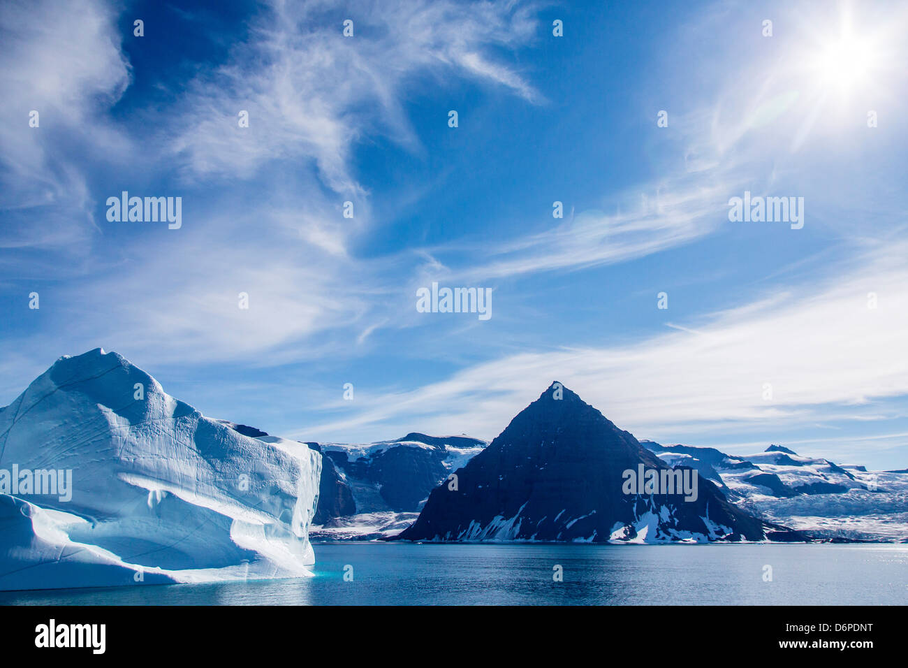 Enorme iceberg, Scoresbysund, al noreste de Groenlandia, las regiones polares Foto de stock