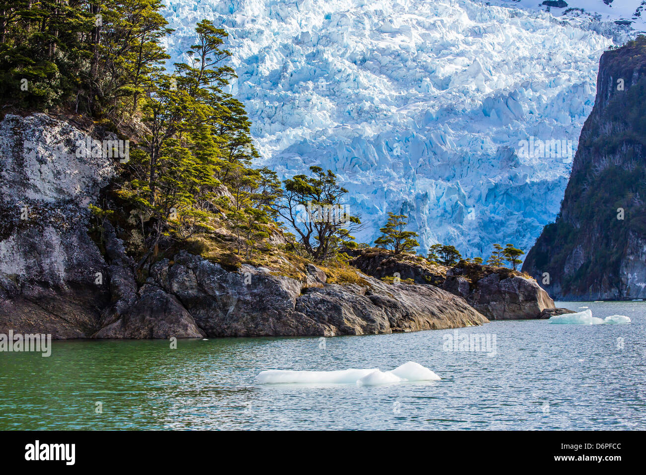 El glaciar de Tidewater en el Estrecho de Magallanes, Patagonia, Chile, Sudamérica Foto de stock
