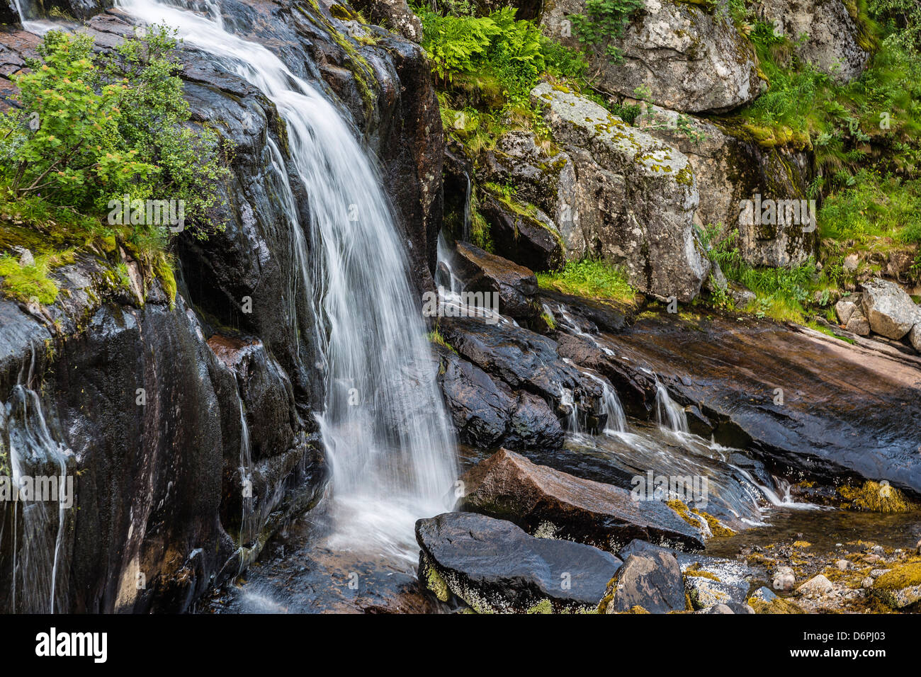 Velocidad de obturación lenta para crear sedosa cascada, Hellemoboten, Noruega, Escandinavia, Europa Foto de stock