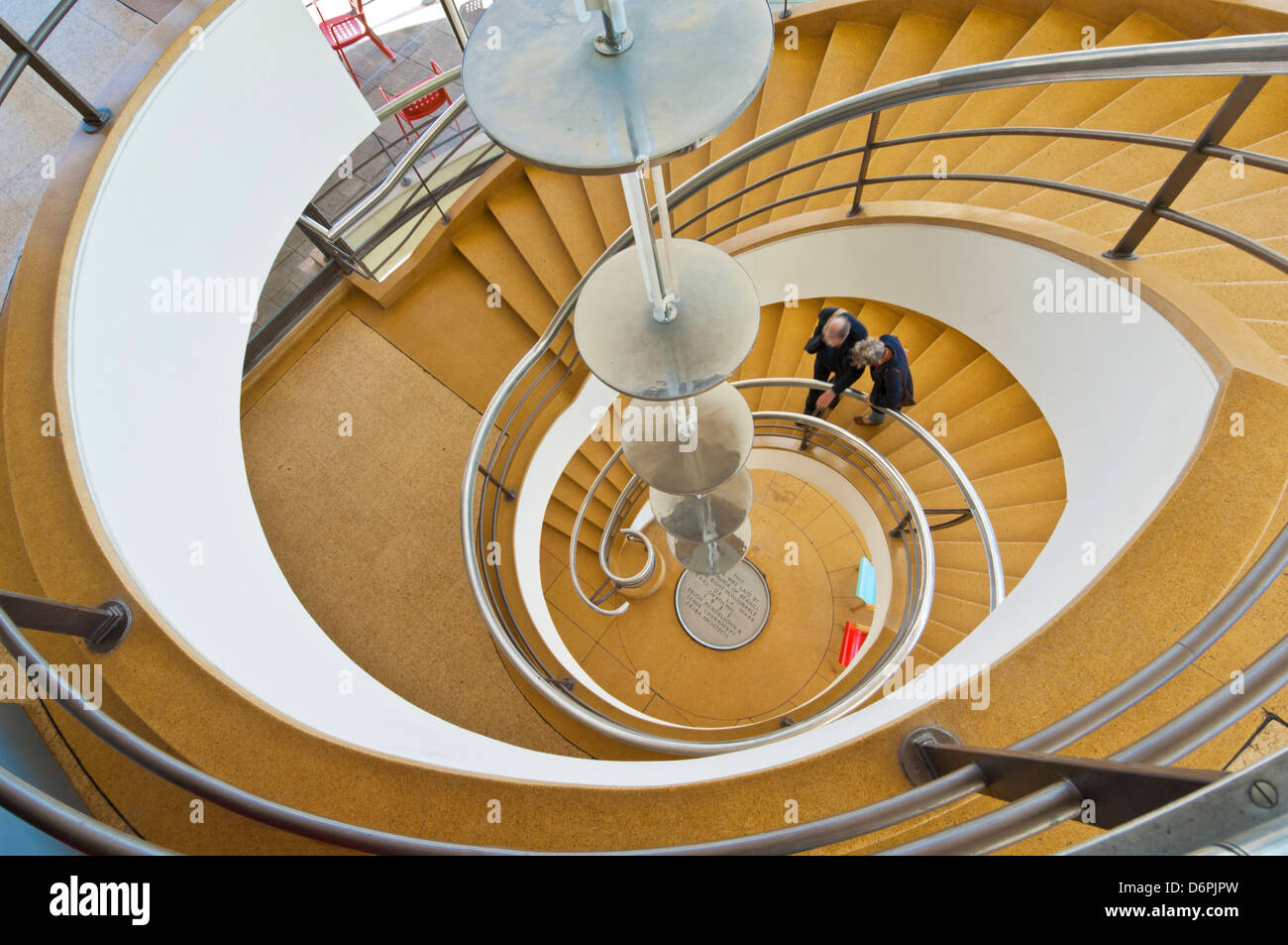 Escalera en espiral en el interior del De La Warr Pavilion, Bexhill on Mar, East Sussex, Inglaterra, Reino Unido, GB, EU, Europa Foto de stock
