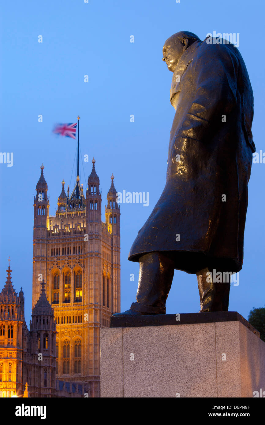Estatua de Winston Churchill y las Casas del Parlamento durante la noche, Londres, Inglaterra, Reino Unido, Europa Foto de stock