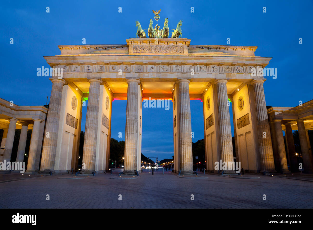 Por la noche, la Puerta de Brandenburgo en Berlín, Alemania, Europa Foto de stock