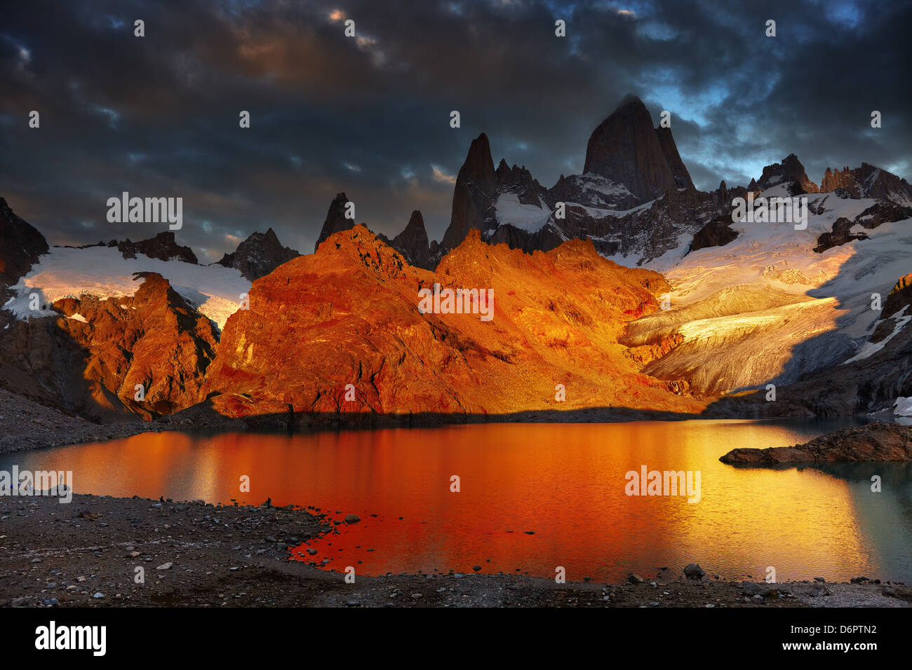 La laguna de Los Tres y el Monte Fitz Roy, espectacular amanecer, Patagonia, Argentina Foto de stock