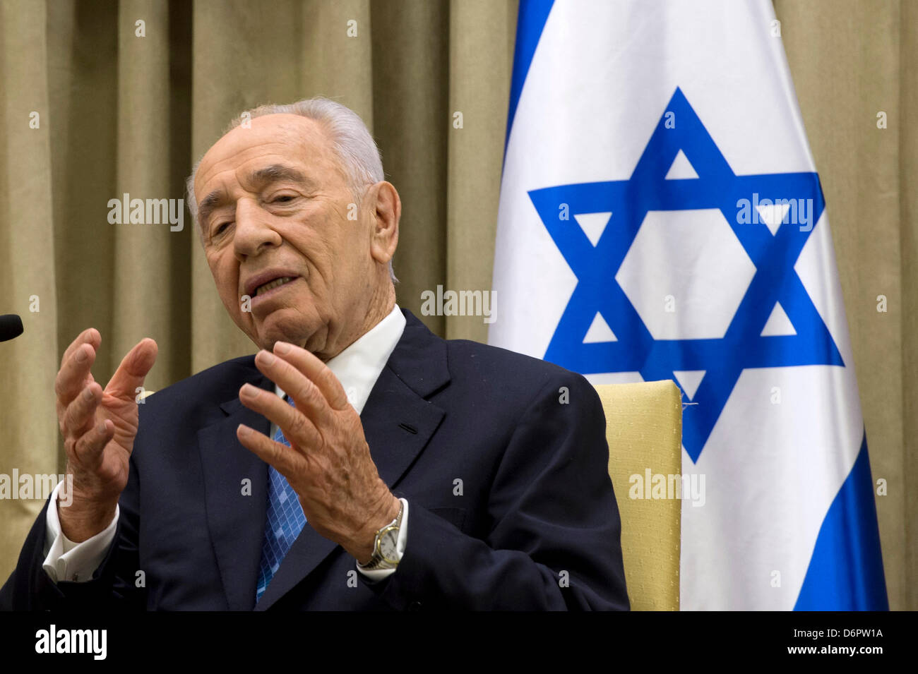 El Presidente de Israel Shimon Peres habla con el Secretario de Defensa de EE.UU Chuck Hagel Abril 22, 2013 en Jerusalén, Israel. Hagel está en Israel en un viaje de seis días al Medio Oriente. Foto de stock