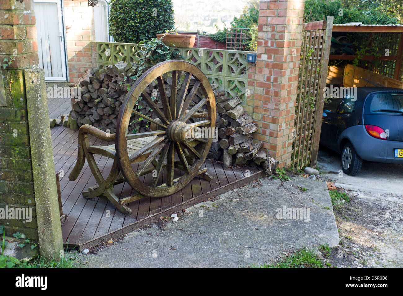Patio con jardín, Wagon Wheel banqueta, Suburbia, Brighton Foto de stock
