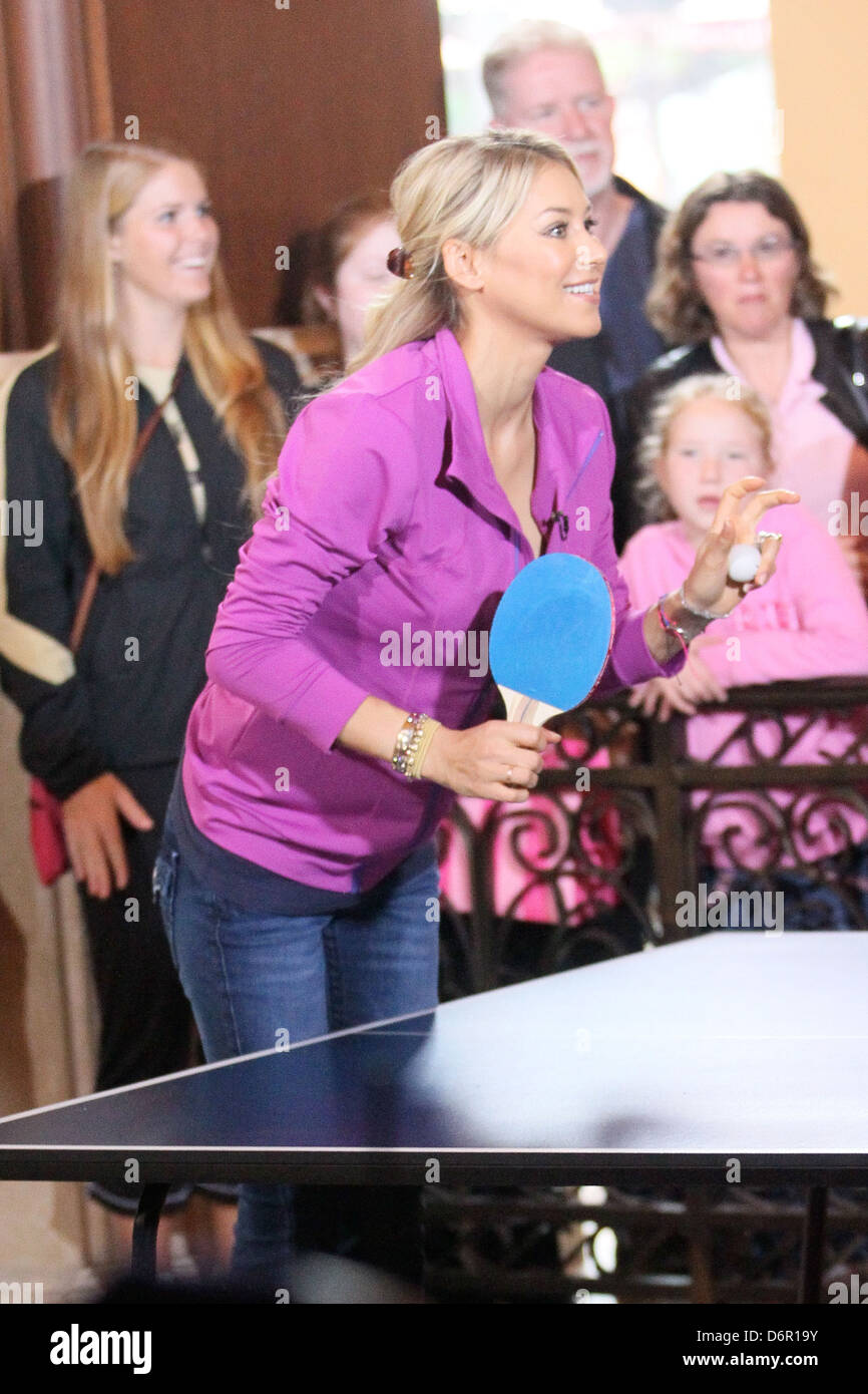 Anna Kournikova jugando al tenis de mesa en la Arboleda de Los Angeles, California 05.10.11