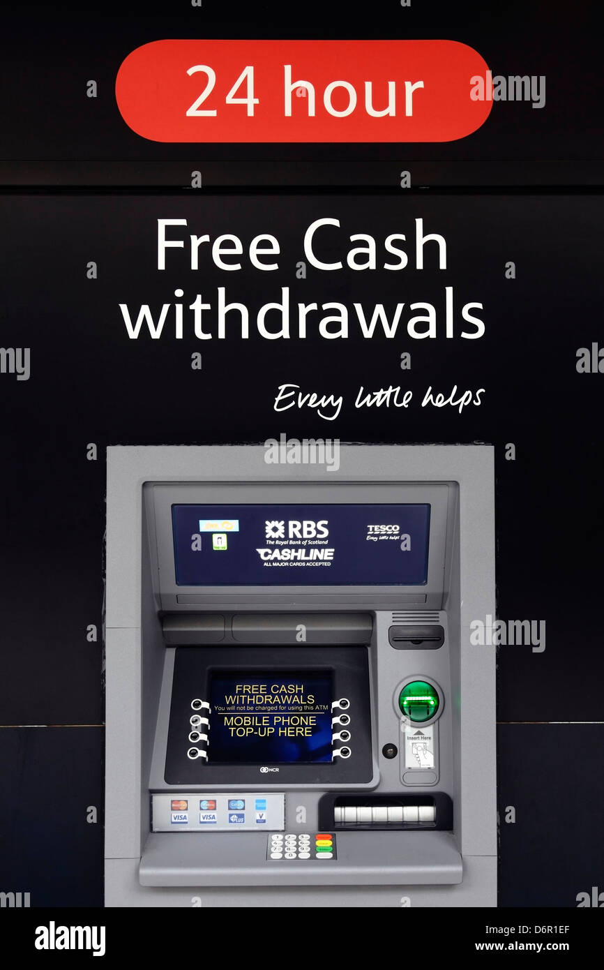 Una máquina de efectivo de 24 horas Tesco Bank que ofrece retiros de efectivo gratis, Glasgow, Escocia, Reino Unido Foto de stock