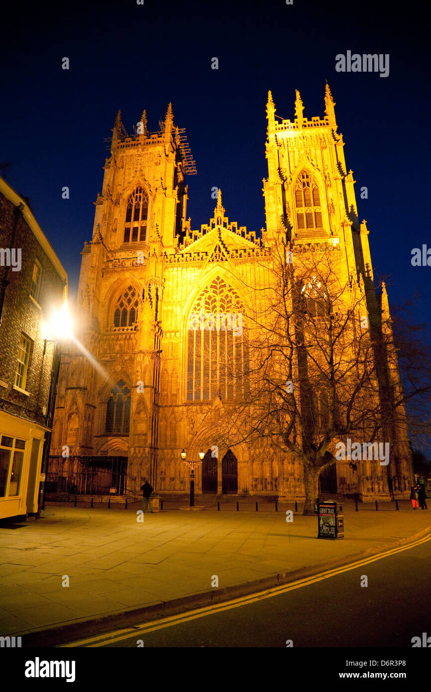 La catedral de York Minster iluminados durante la noche, la Ciudad Vieja, York, Yorkshire, Reino Unido Foto de stock