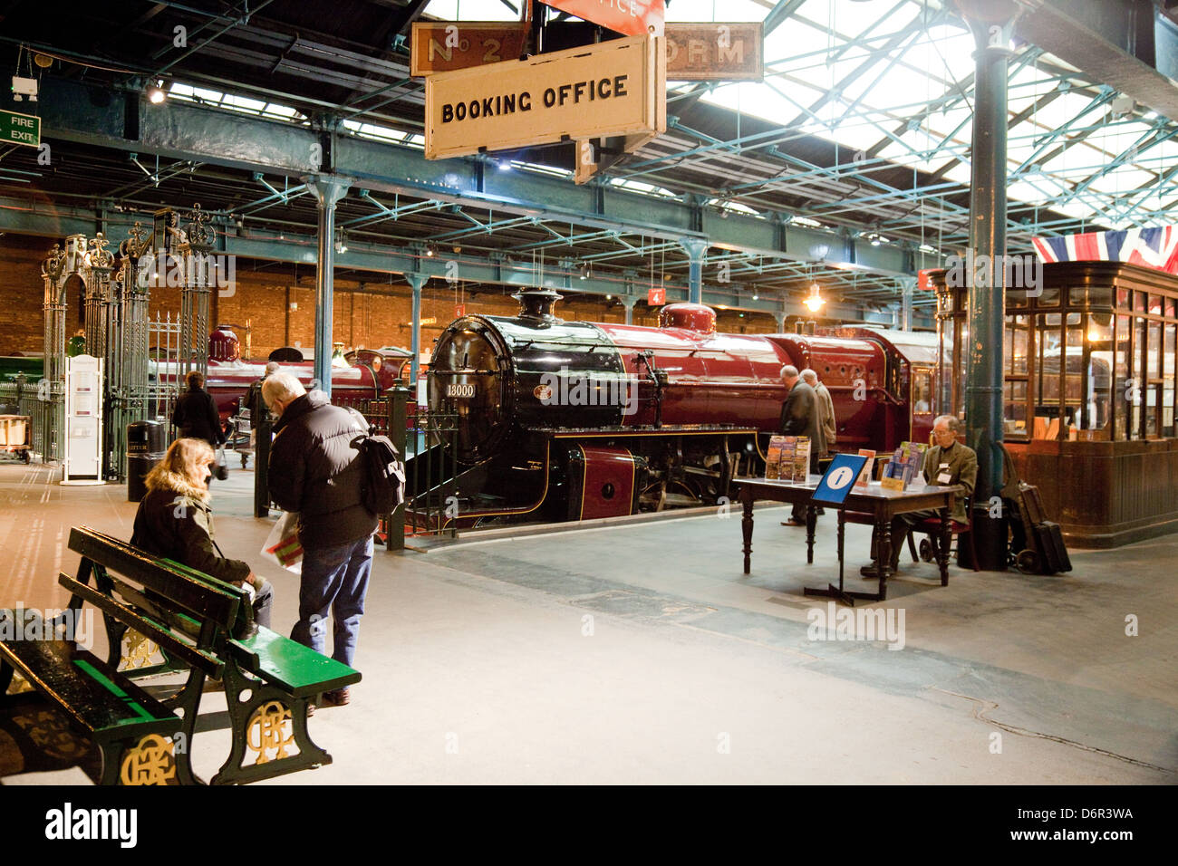 Visitantes en el National Railway Museum, York, REINO UNIDO Foto de stock