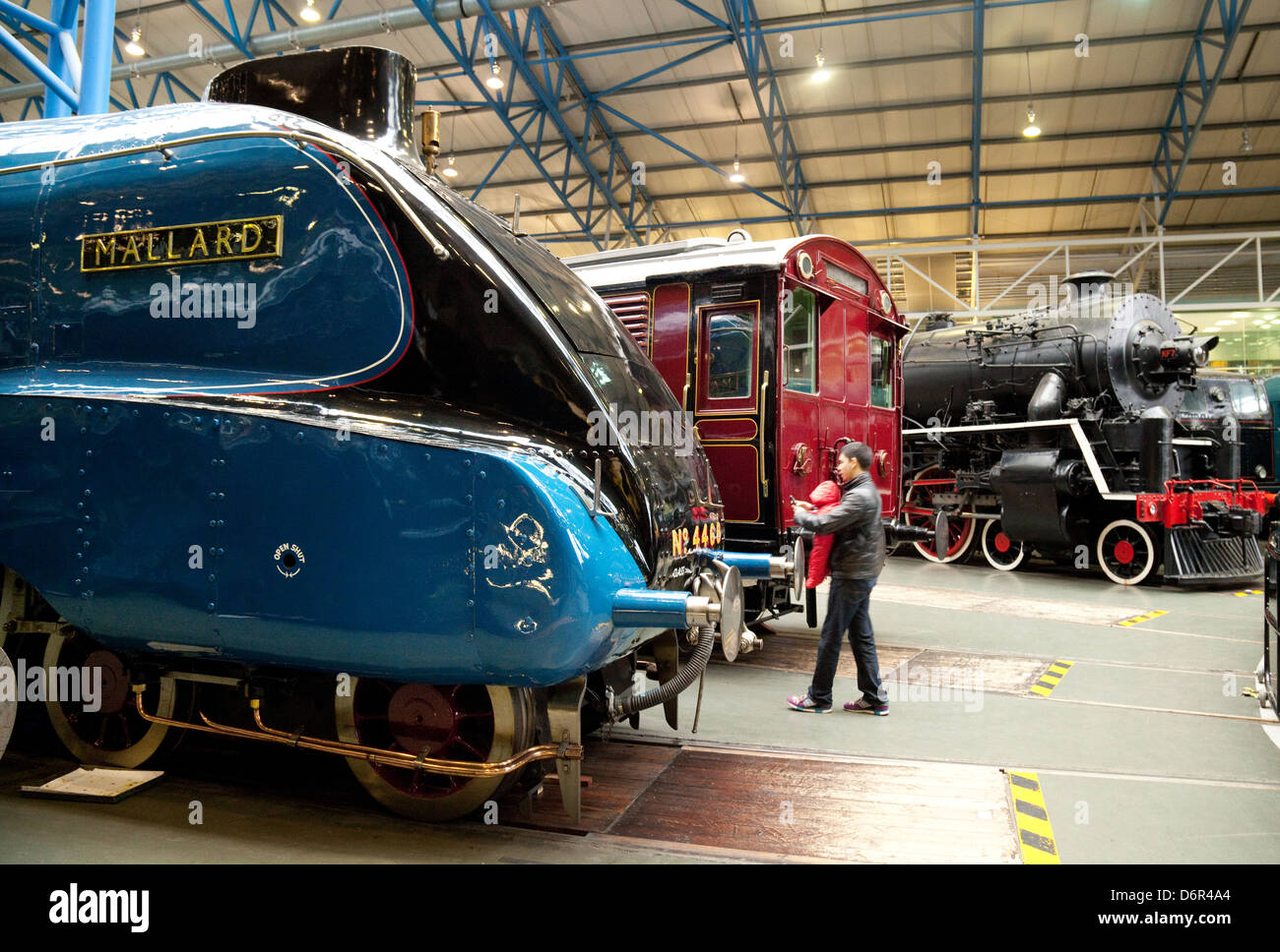 Un hombre mostrando su niño el pato vapor de clase A4 motor; National Railway Museum, York UK Foto de stock