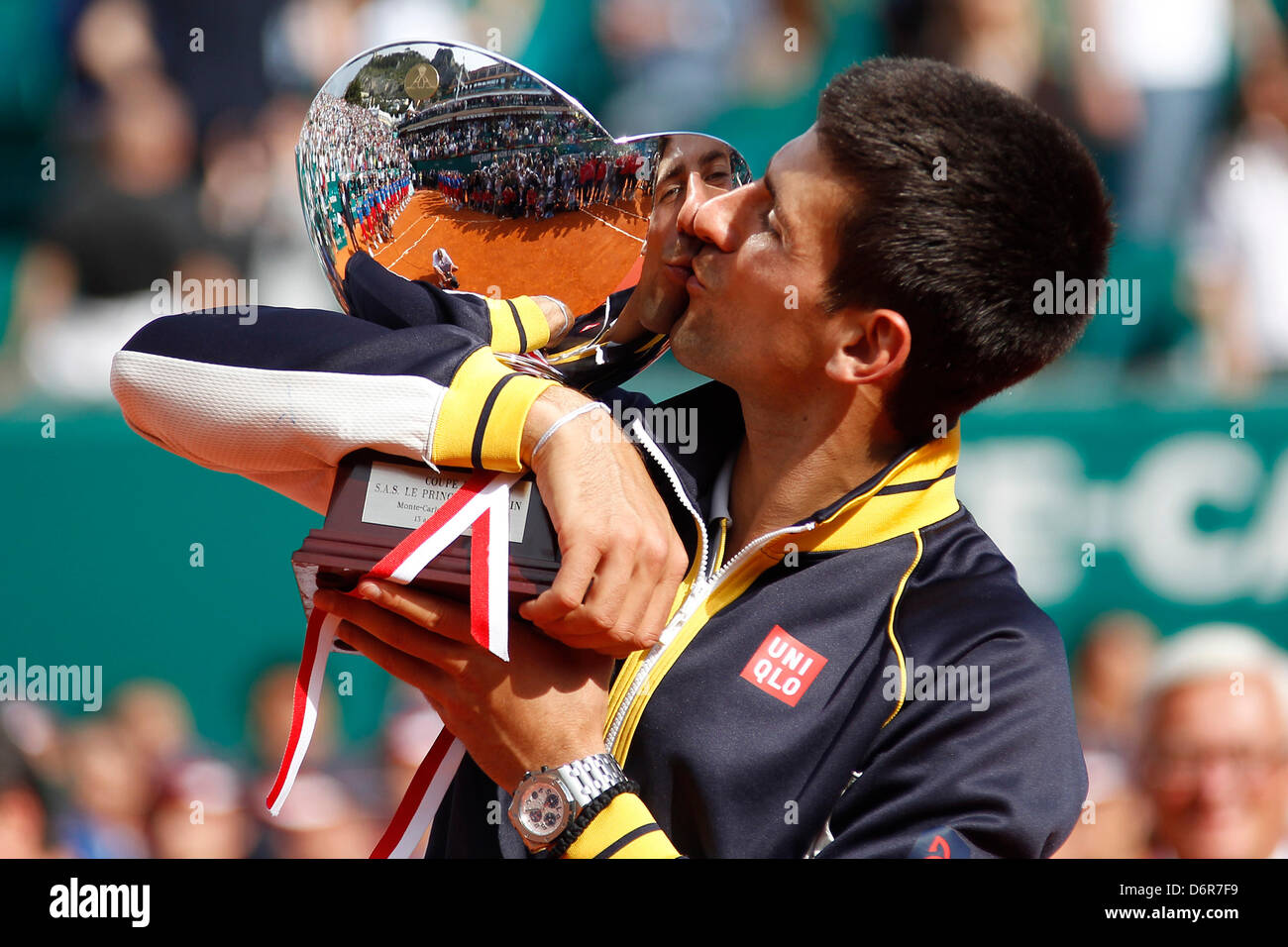 MONTE CARLO, Monaco - 21 de abril: Novak Djokovic de Serbia con el trofeo  tras ganar el partido final de la ATP Masters de Monte Carlo, en  Monte-Carlo Sporting Club el 21