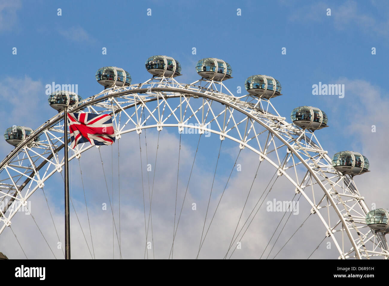 El London Eye con bandera de unión Foto de stock