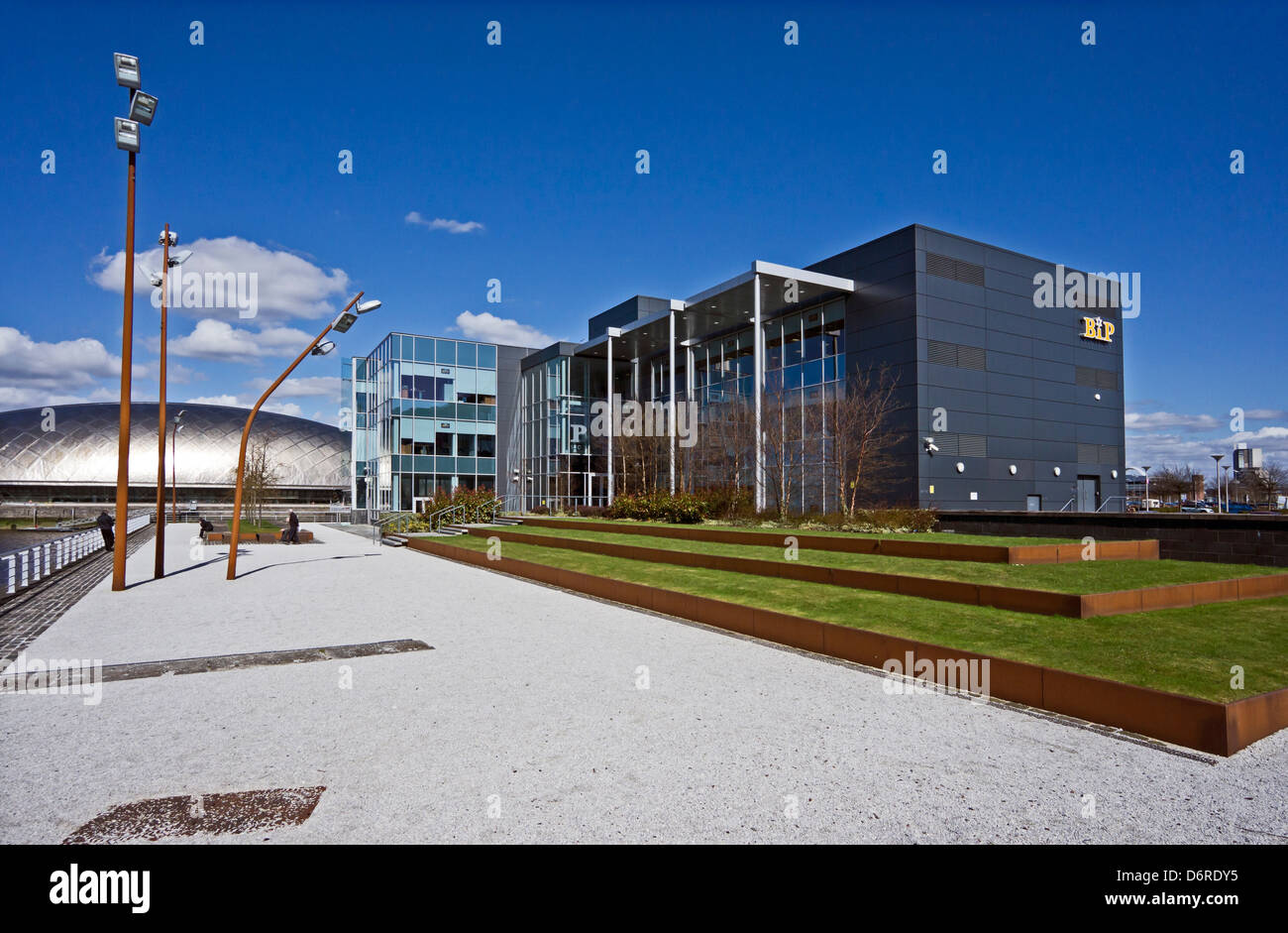 Edificio sede soluciones BiP en Pacific Quay Glasgow Escocia con Glasgow Science Centre detrás izquierda Foto de stock