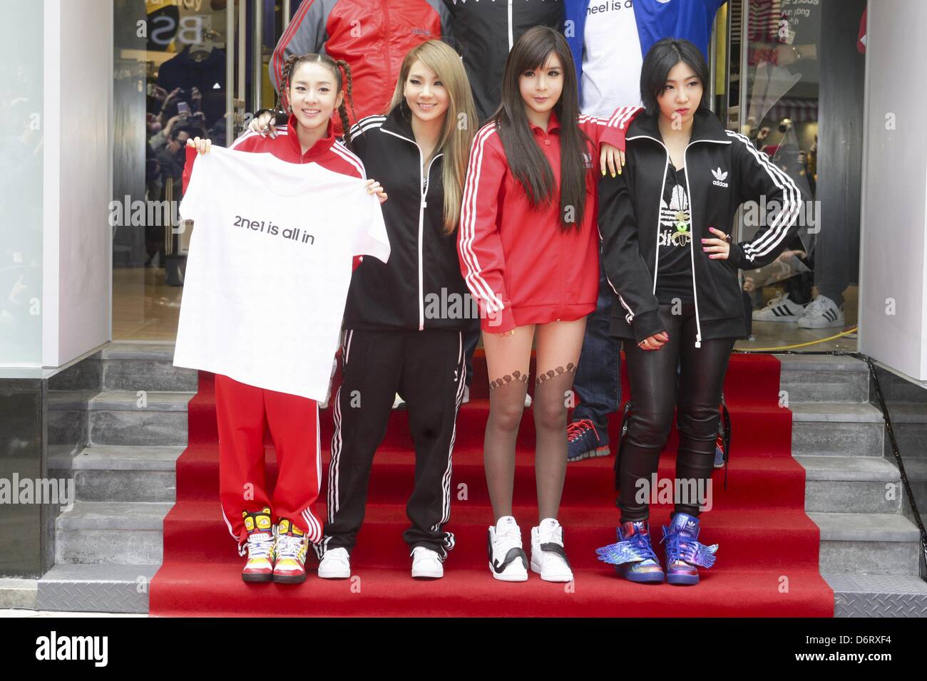 repollo Todo el mundo Fundir 2NE1 asistió a la ceremonia de apertura de tienda adidas en Seúl, Corea del  Sur el viernes, 19 de abril de 2013 Fotografía de stock - Alamy