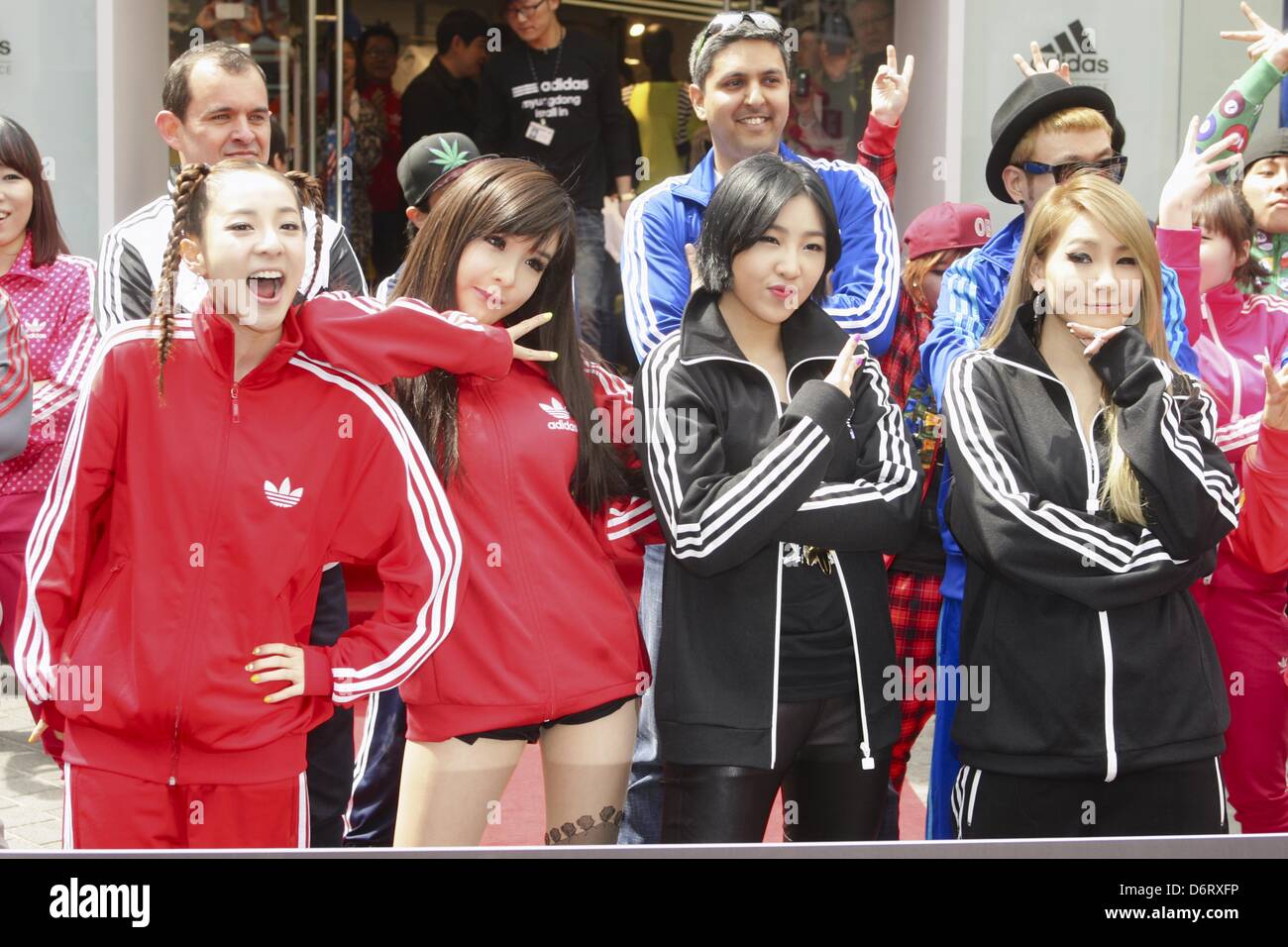 repollo Todo el mundo Fundir 2NE1 asistió a la ceremonia de apertura de tienda adidas en Seúl, Corea del  Sur el viernes, 19 de abril de 2013 Fotografía de stock - Alamy