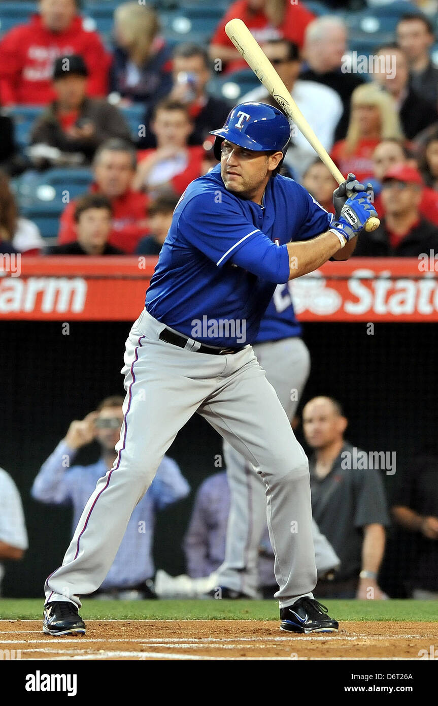 Anaheim, California, EE.UU. 22 de abril de 2013. Texas' Lance Berkman #27 durante el partido de béisbol de las Grandes Ligas entre los Rangers de Texas y los Los Angeles Angels de Anaheim en el Angel Stadium en Anaheim, California. Josh Thompson/Cal Sport Media/Alamy Live News Foto de stock