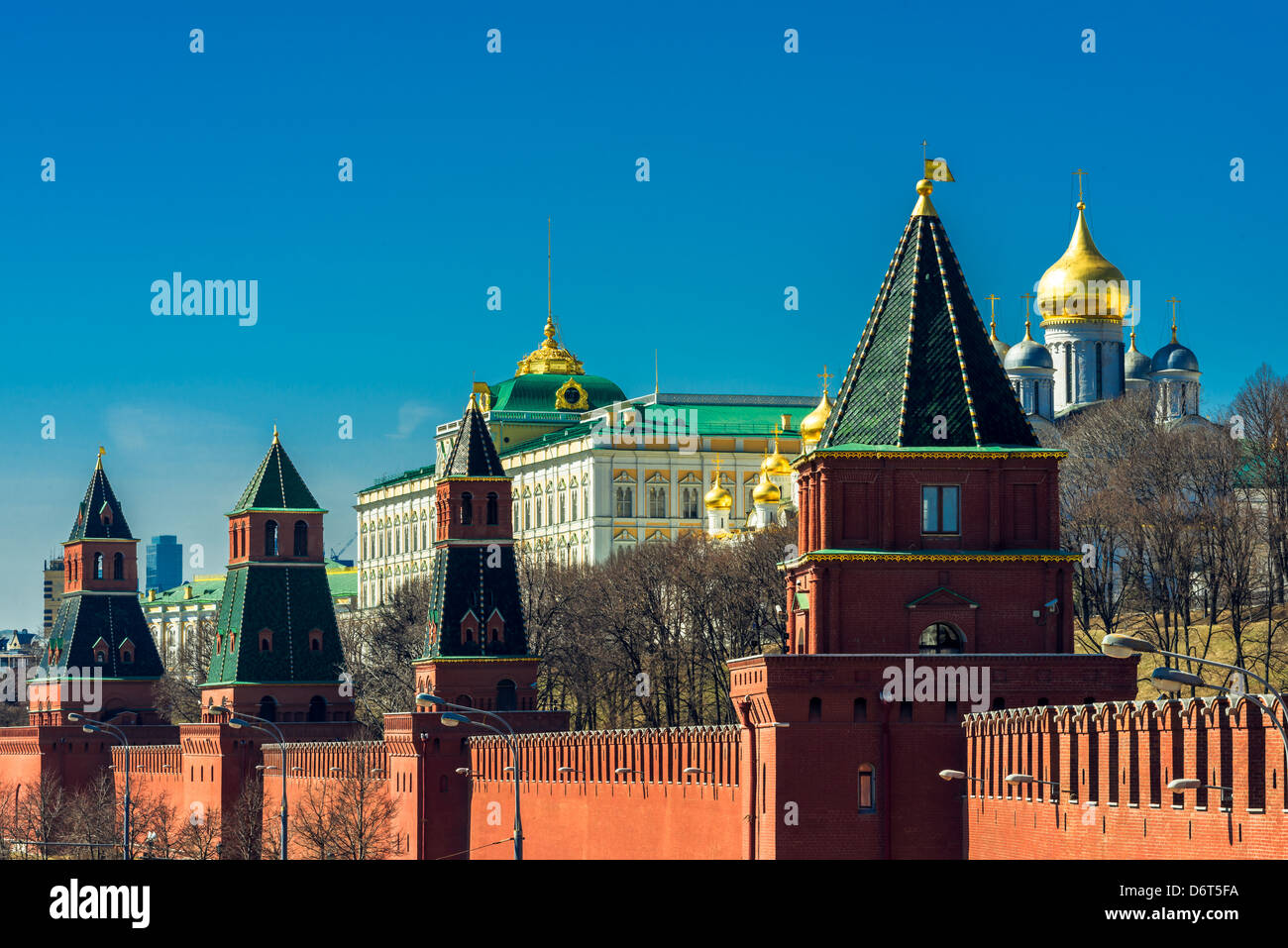 Y sus torres de pared del Kremlin en Moscú, Rusia Foto de stock