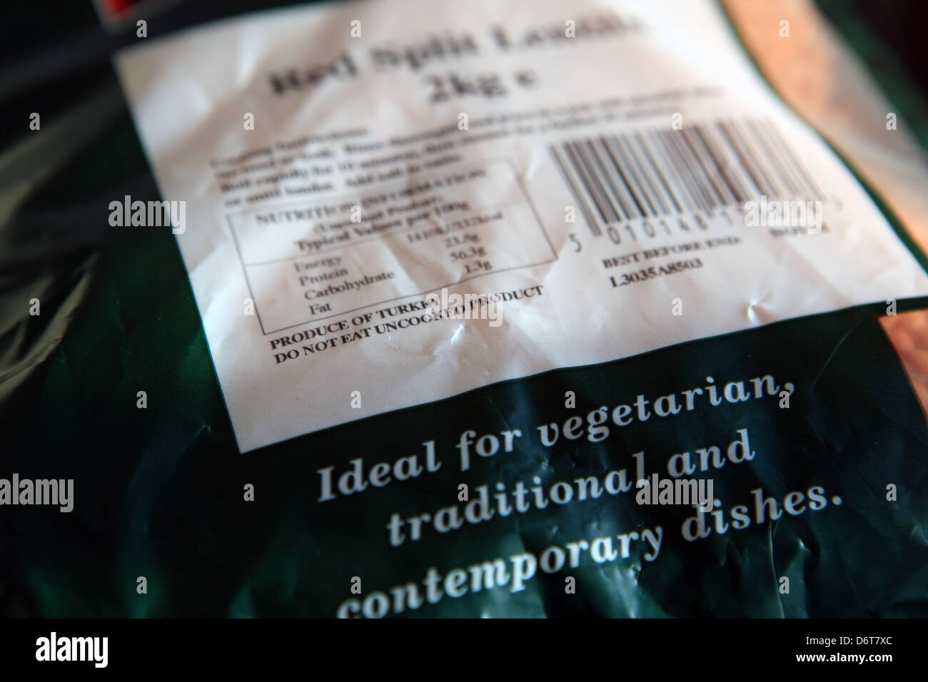 Producir etiquetado de lentejas rojas partidas indicando el país de origen, las instrucciones de cocción información nutricional, peso y código de barras Foto de stock