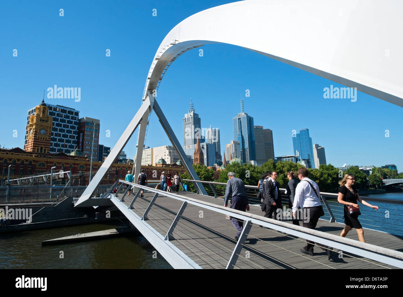 Los peatones cruce peatonal Walker Evans en Southbank en Yarra River en el centro de Melbourne Australia Foto de stock