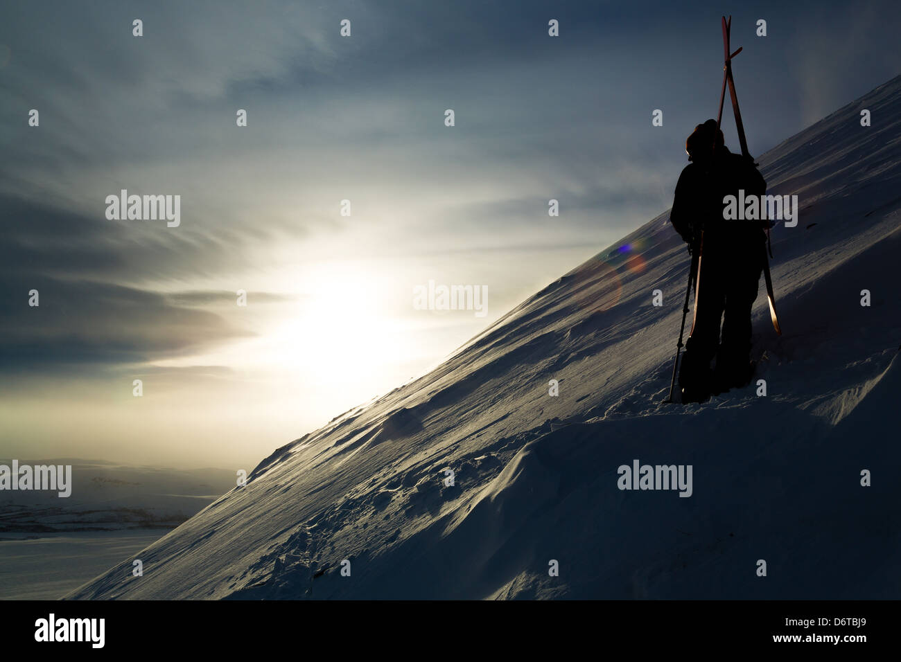 Una montaña de sol imagen, esquiador o alpinista mirar lejos de la cámara. Imagen oscura con un fuerte contraste. Foto de stock