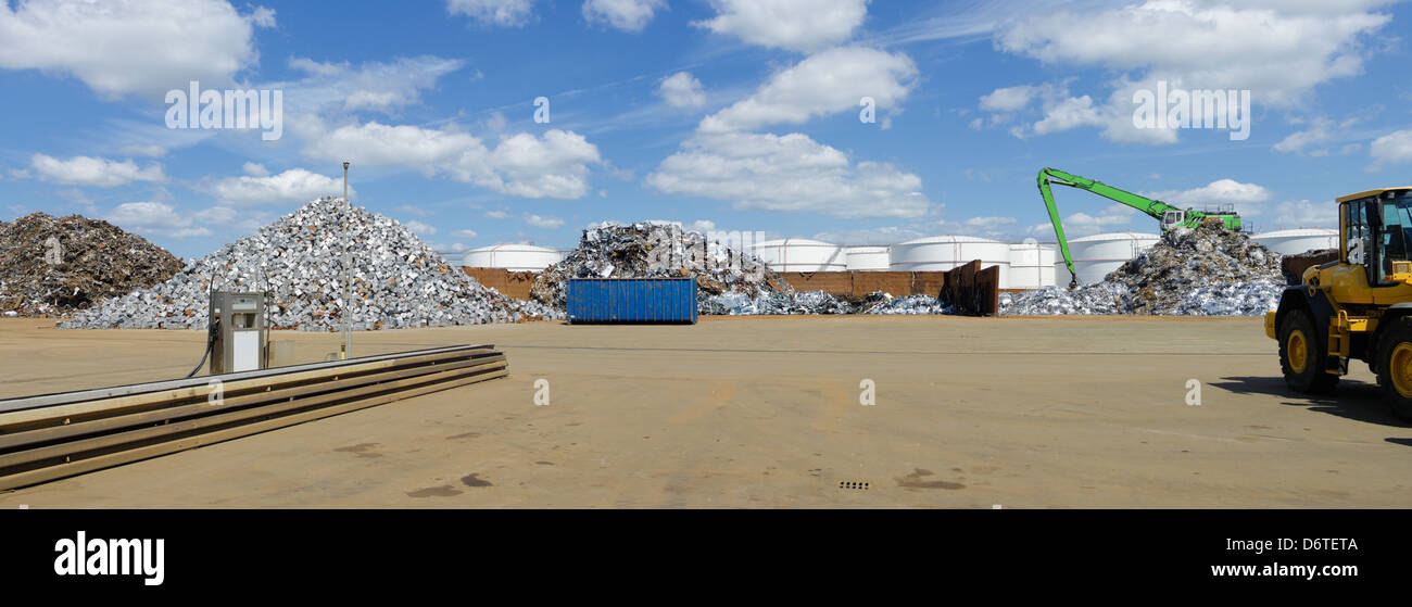 Diferentes montones de metal reciclado de residuos de automóvil Foto de stock