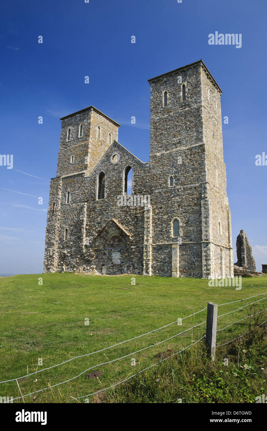 Vista de la iglesia en ruinas del siglo XII y la costa, la Iglesia de Santa María, Country Park, Reculver Reculver, Kent, Inglaterra, Agosto Foto de stock